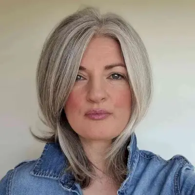 Chic Shoulder-Length Bob Cut for Ladies 40 and Over