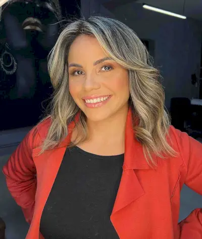 Shoulder-Length Blonde Balayage with a Middle Part for 40-Year-Olds