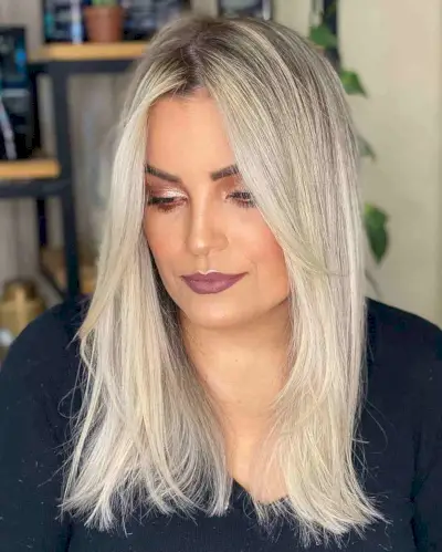 Straight Blonde Hairstyle for 40-Year-Olds