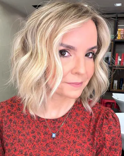 Shoulder-Length Wavy Bob