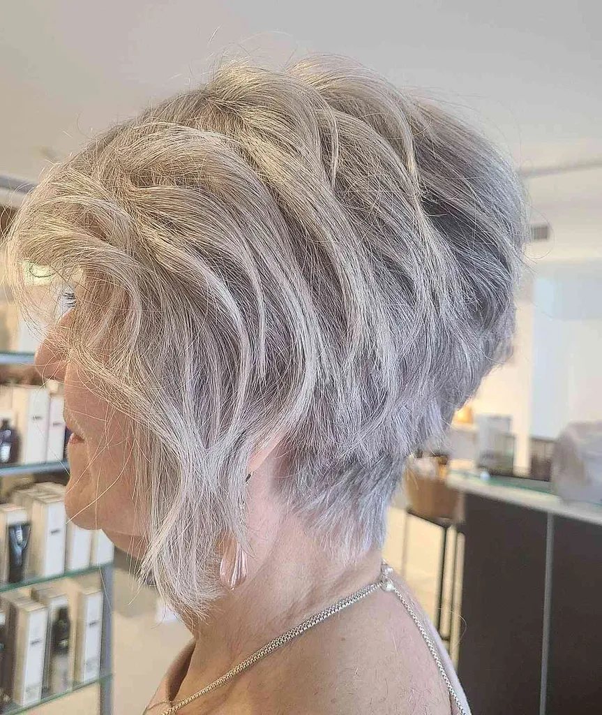 17 stilfulde kilefrisurer til kvinder over 70' title=