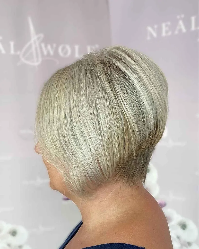 Īss ķīlis sievietēm pēc 60 gadiem' title=