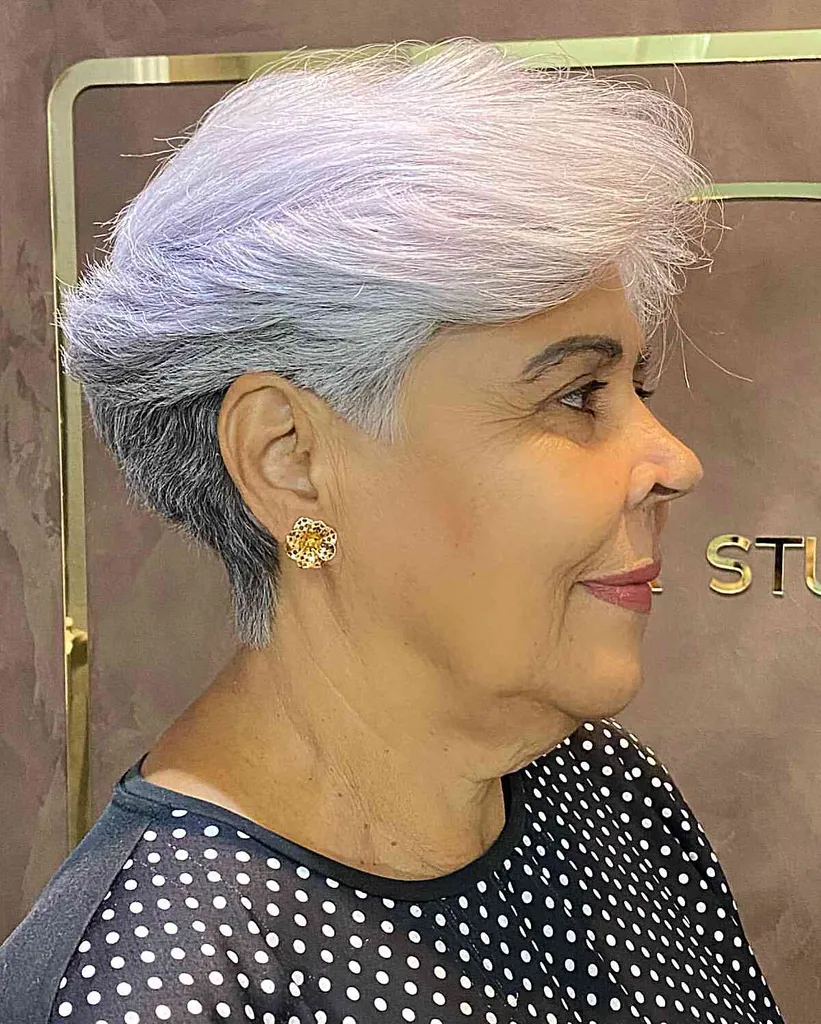 Undercut Wedge Style dāmām vecumā no 60 gadiem ar sāli un pipariem matiem' title=
