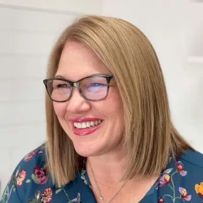 The sleek lob cut for women over 50 with round-shaped faces