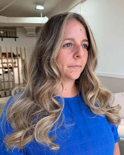 Long Wavy Brown Hair with Money Piece for Overweight Mature Women Over 50