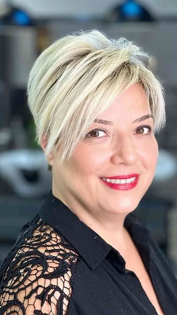 Krátké vrstvené blond vlasy pro 50leté s kulatým obličejem' title=
