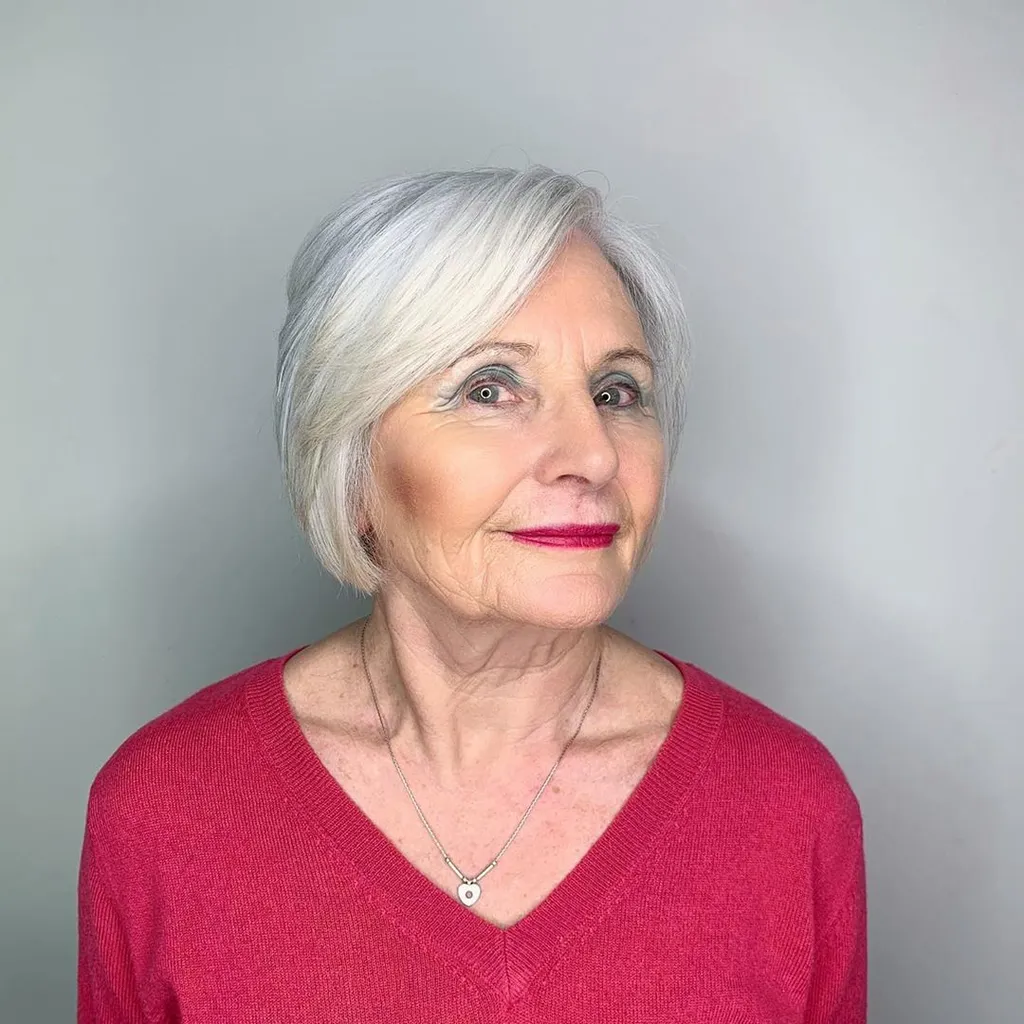 vrstvený blond bob pro více než 50 žen s kulatým obličejem' title=