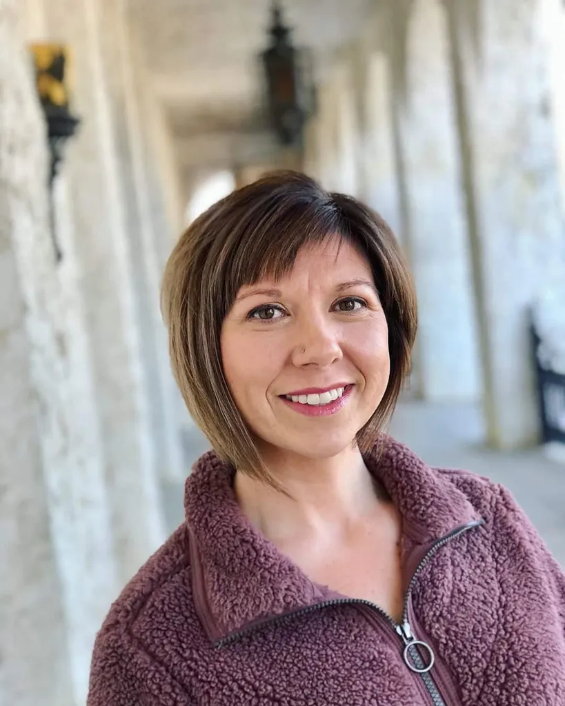 krátký bob s asymetrickou ofinou nad 50 let s kulatým obličejem' title=