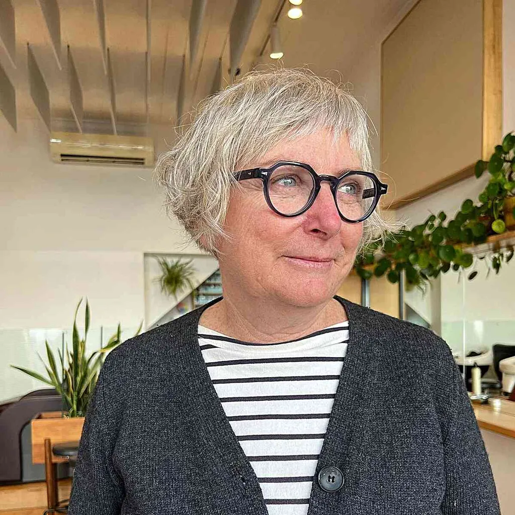 trhaný stříbrný bob pro dámy nad 50 let s kulatým obličejem' title=