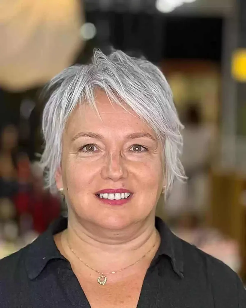 Kouzelný přírodní šedý krátký střih pro ženy ve věku 50 let s kulatým obličejem' title=