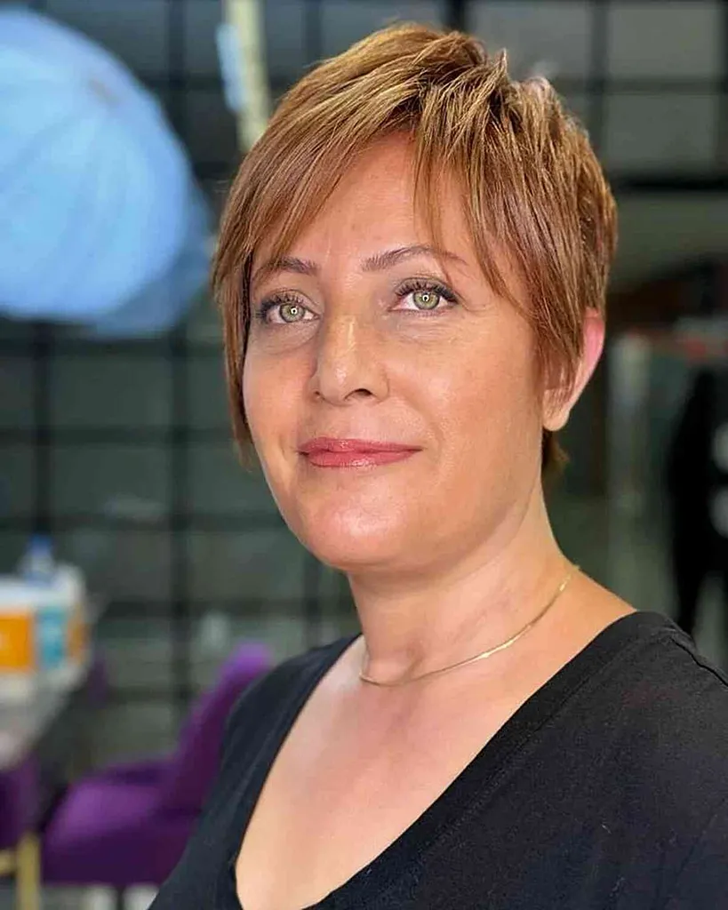 40歳女性のための微妙なサイドバングのあるロングピクシー' title=