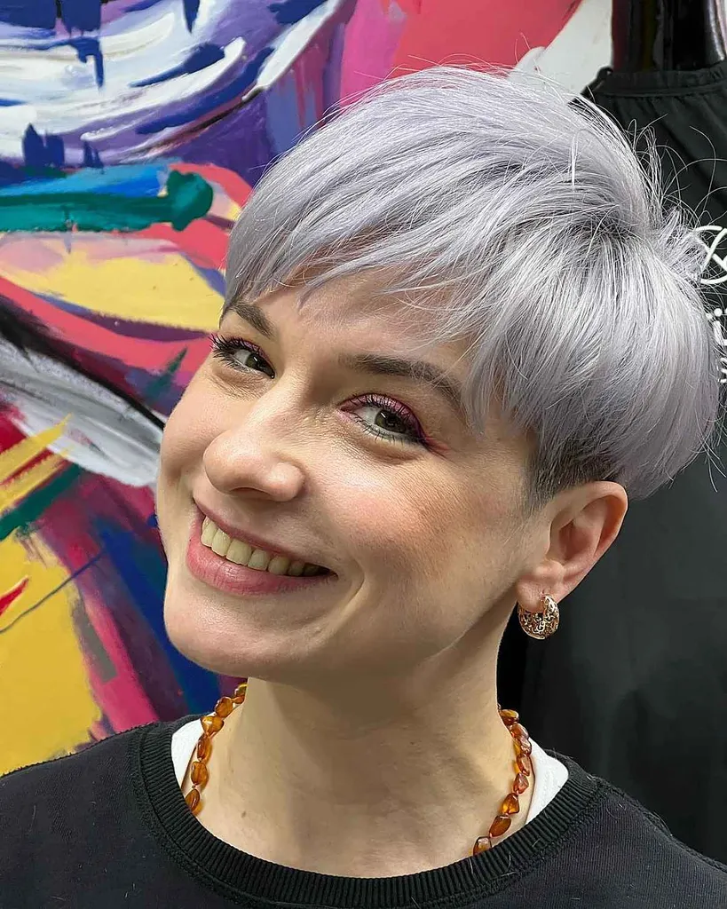 サイドとうなじが細くなったクロップドヘアカット' title=