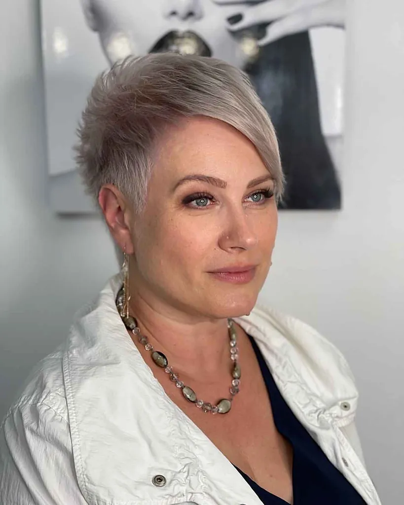 前髪が長いベリーショートのピクシー' title=