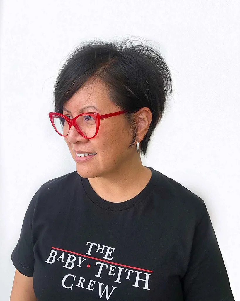 長い前髪とレイヤーを重ねたピクシー' title=