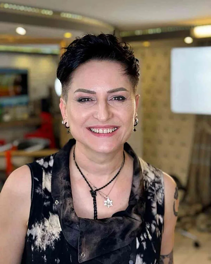 40歳以上の女性のためのサイドを剃ったショートブラックピクシー' title=