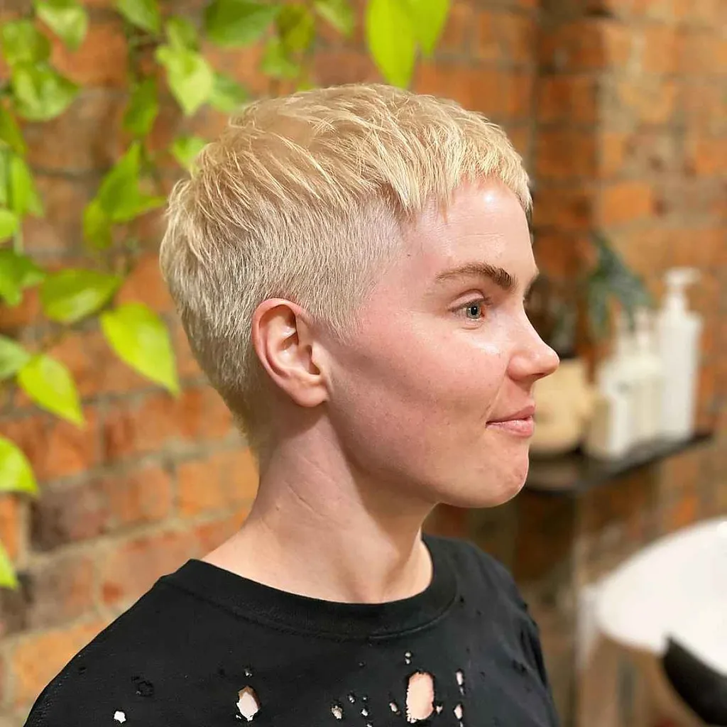 ブロンドの刈り上げ髪' title=