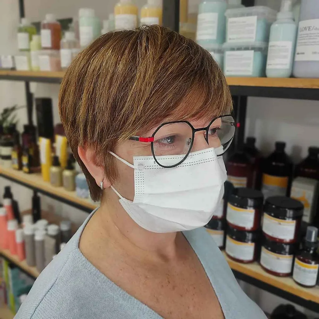 眉毛までの長さの前髪のあるストレートピクシー' title=