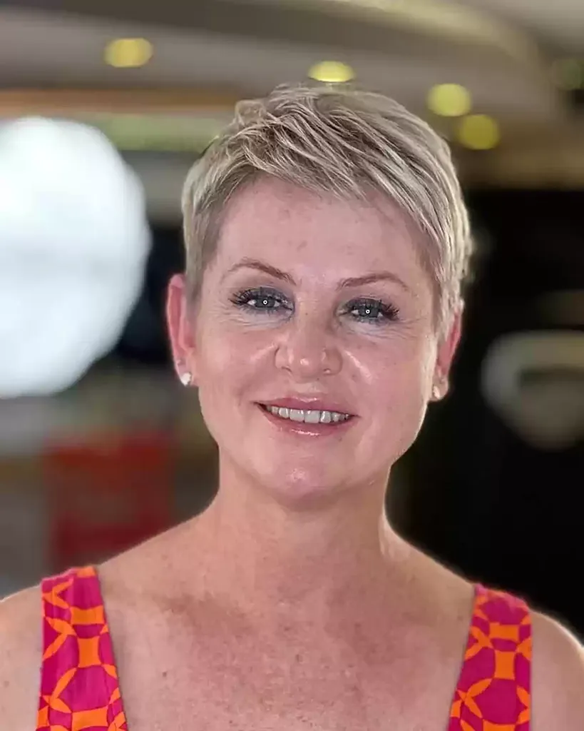 40歳の女性のためのブロンドのハイライトを加えた大胆なピクシーカット' title=