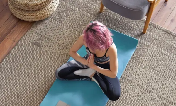 Gen-Z (s): Ali lahko joga umirjena najstniška razpoloženja?