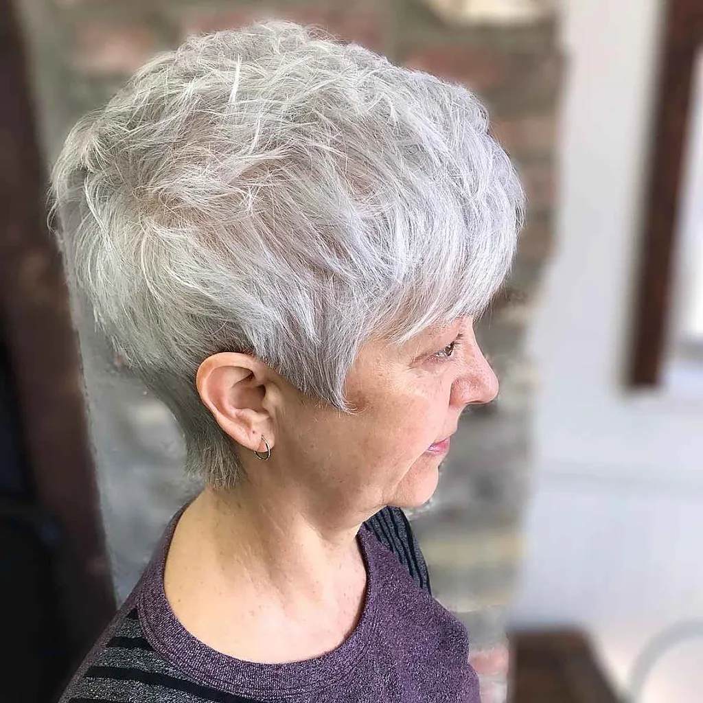 70歳以上の女性のためのベリーショートピクシー' title=