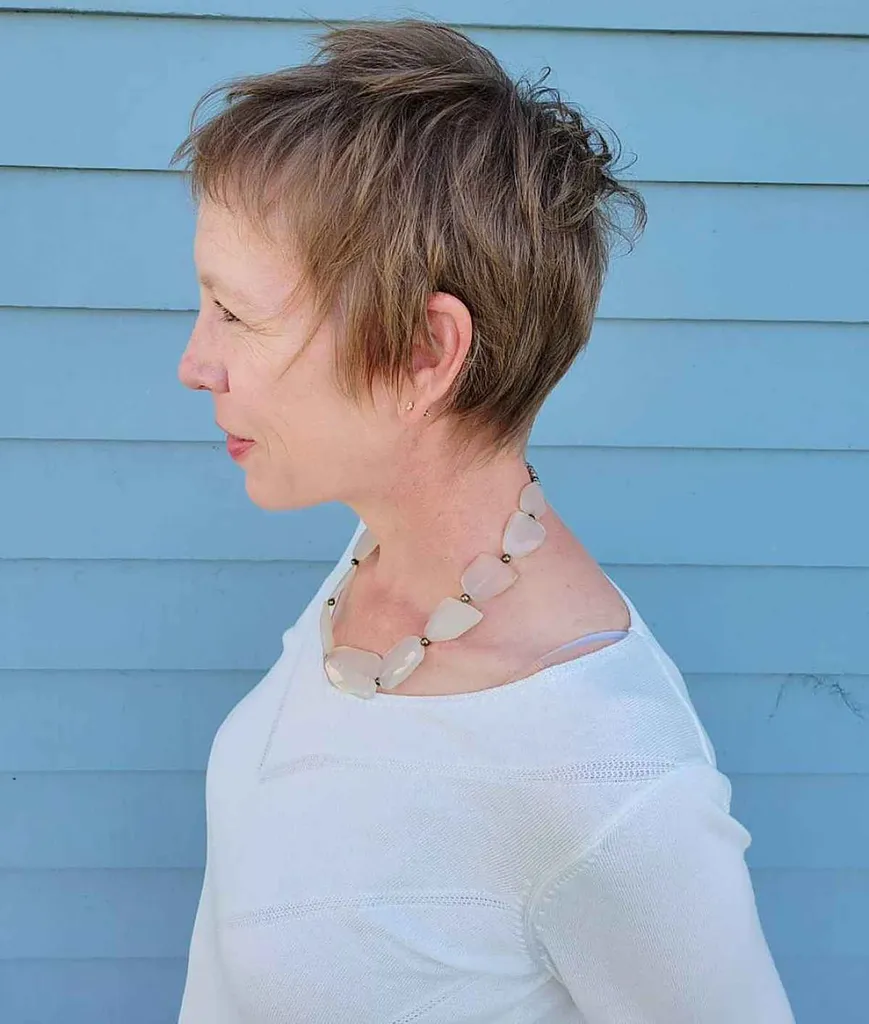 途切れ途切れのピクシーカット' title=