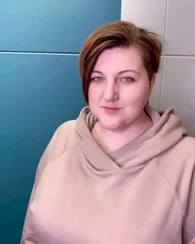 Edgy pixie for a round jawline