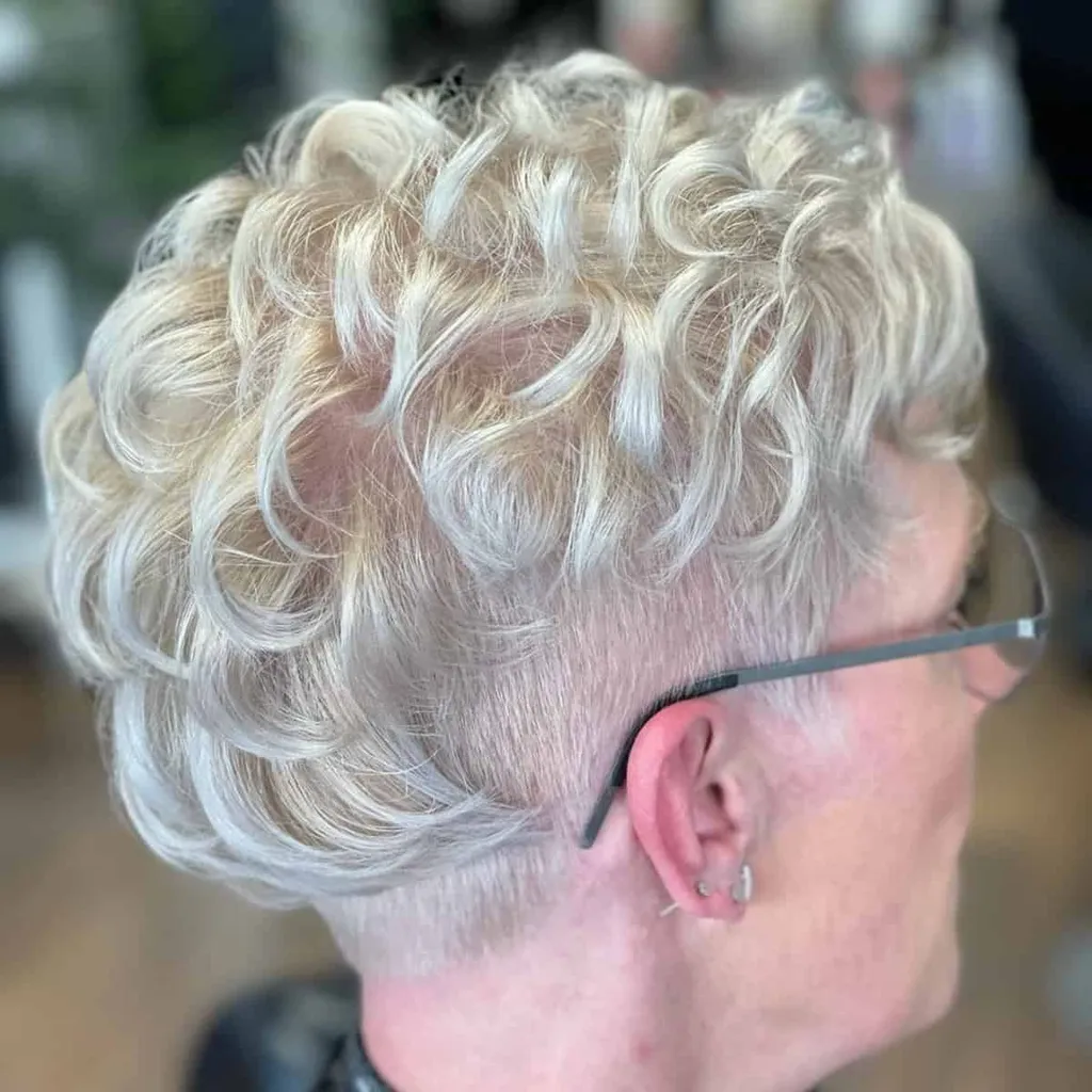 Vlnitý střih Pixie pro starší ženy s brýlemi' title=