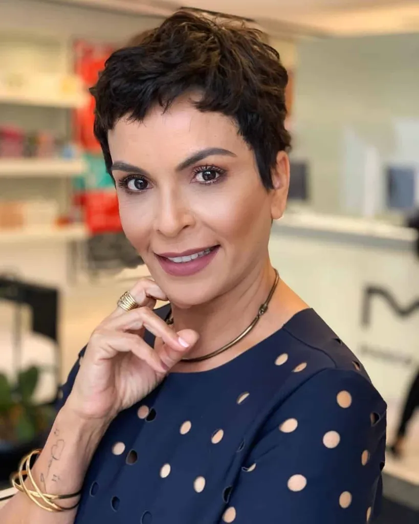 Krátký vlnitý Pixie pro starší ženy' title=