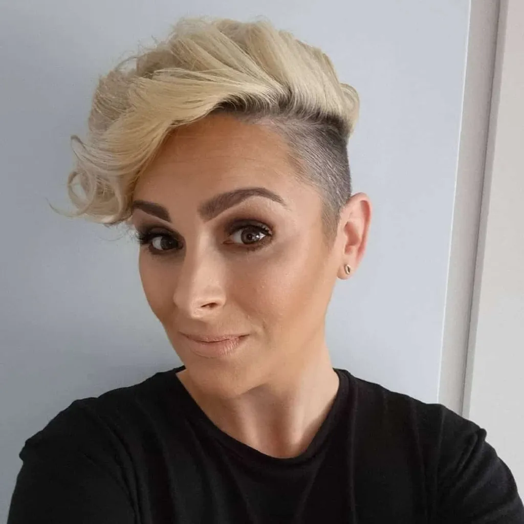 Androgynní Pixie Cut pro vlnité vlasy' title=