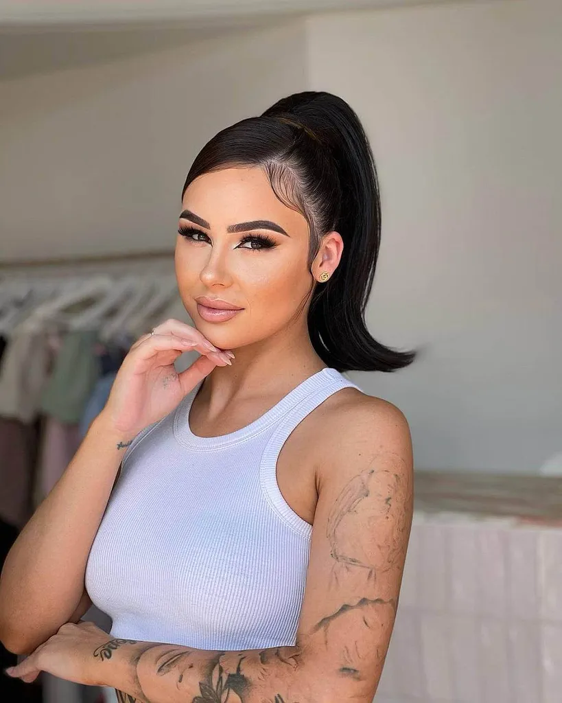 פוני עטוף' title=