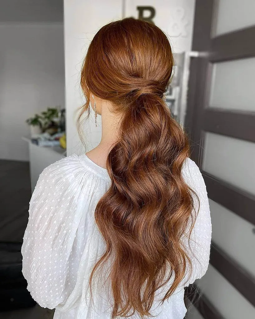 קוקו חמוד ומבולגן עם Balayage בלונדיני' title=