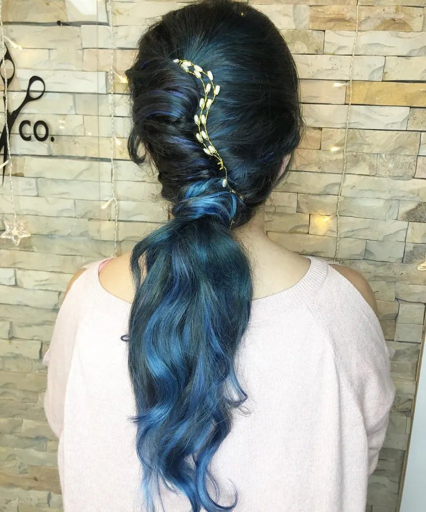 תסרוקת קוקו מורכבת אך פשוטה' title=