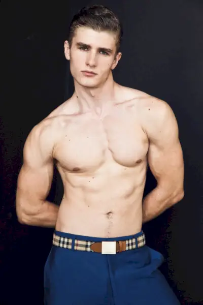 Igor poartă curea și pantaloni Burberry.