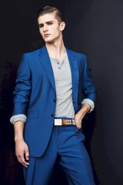 Igor poartă cămașă Rag & Bone, costum și centură Burberry, disponibile la Bloomingdale