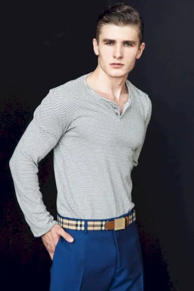 Igor poartă cămașă Rag & Bone, pantaloni și curea Burberry.