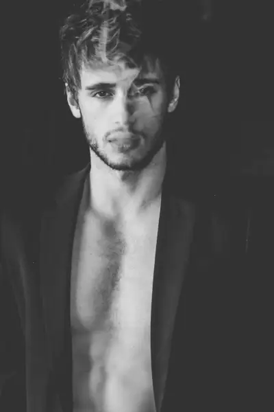 Daniel Bederov sedí na fotografiách od Jakea Senfelda