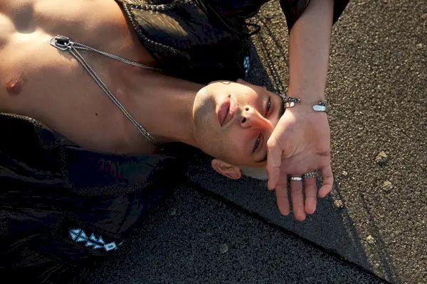 Evans Lefs spēlē galveno lomu jaunā fotogrāfiju sērijā.