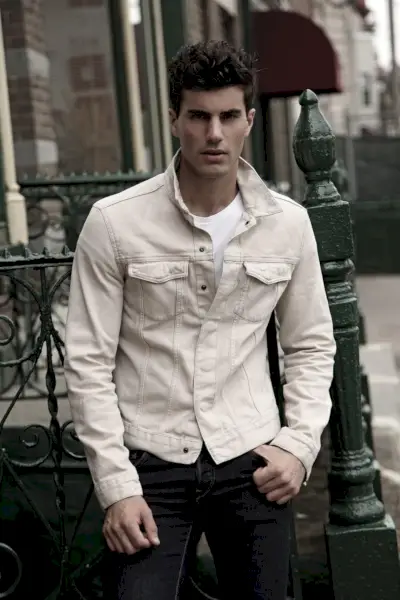 Douglas Joseph se dirige vers l'extérieur pour le tournage de Thomas Synnamon