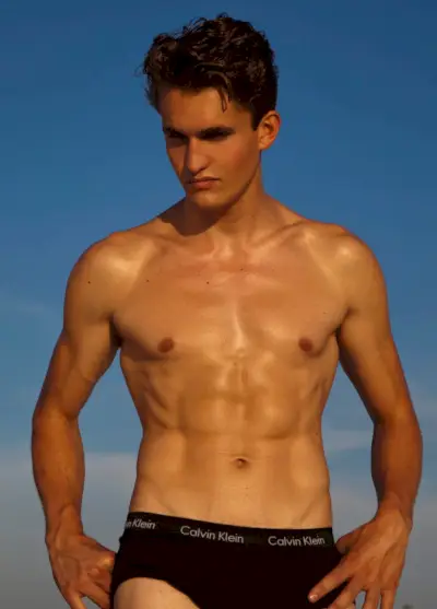 Chris-Hakos-Modelo-007