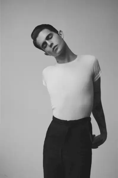 Dėvėdamas prigludusius baltus marškinėlius, Paydenas nusipjauna keistą formą, parodydamas savo liekną figūrą.