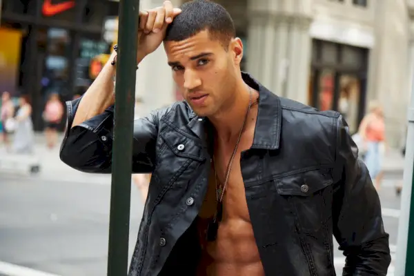 Devin Goda uderza w Wielkie Jabłko na zdjęciach Alexisa Adama