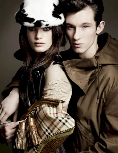Callum Turner de Mario Testino para la campaña Otoño 2011 de Burberry Prorsum