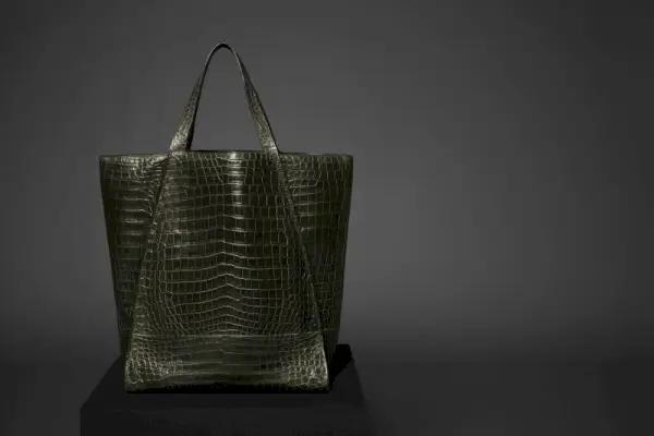 Dior Homme smider et nyt skin til deres seneste taskekollektion