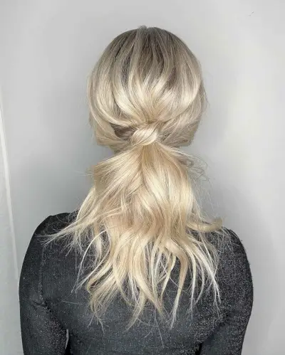 Pretty Loose Ponytail with a Messy Texture