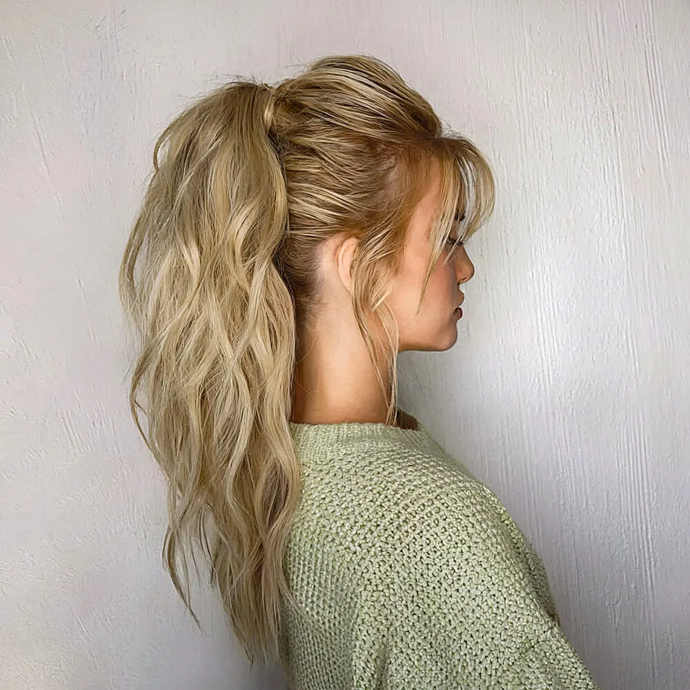 Rullet hestehale med Wispy Bangs' title=