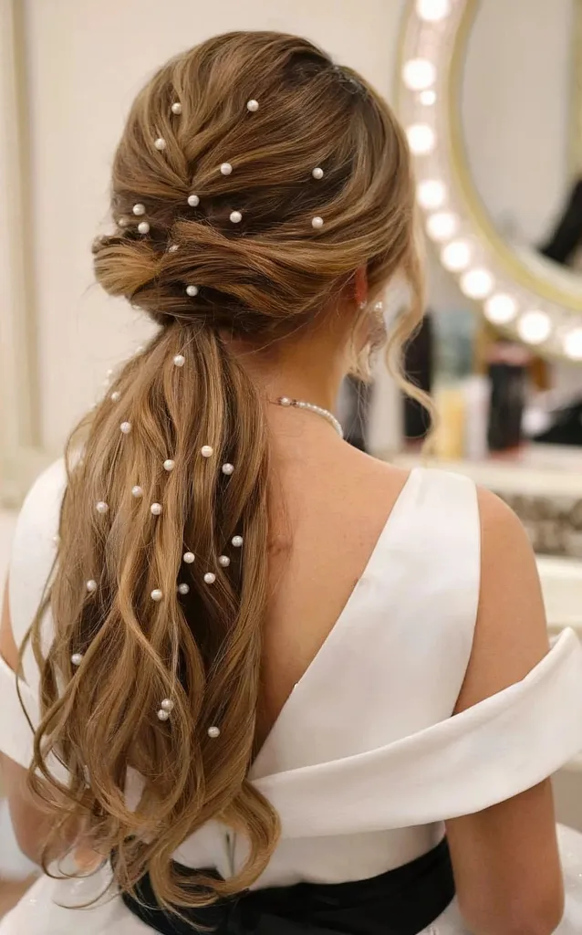 Bølget hestehale med perler' title=