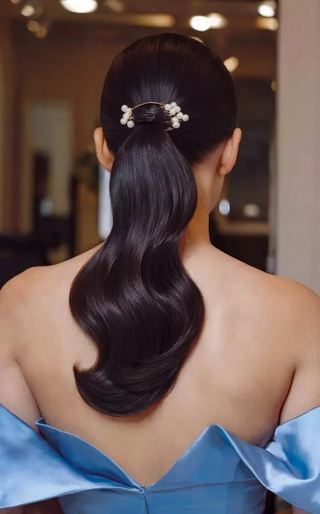 Elegante bølger på svart hestehalehår for skoleball' title=