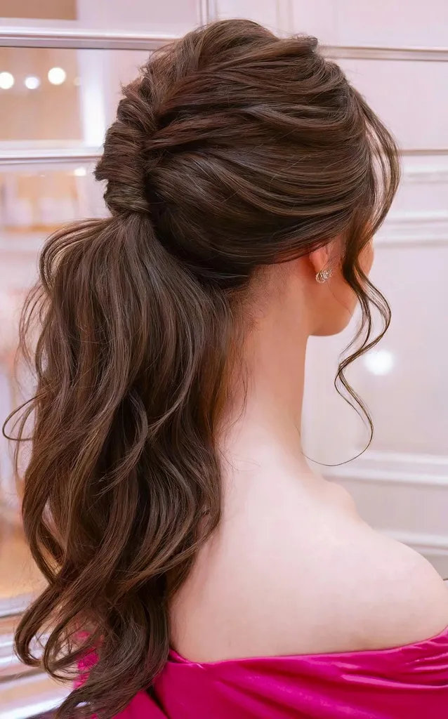 33 skaistākās izlaiduma zirgastes frizūras, kuras ir viegli izdarāmas!