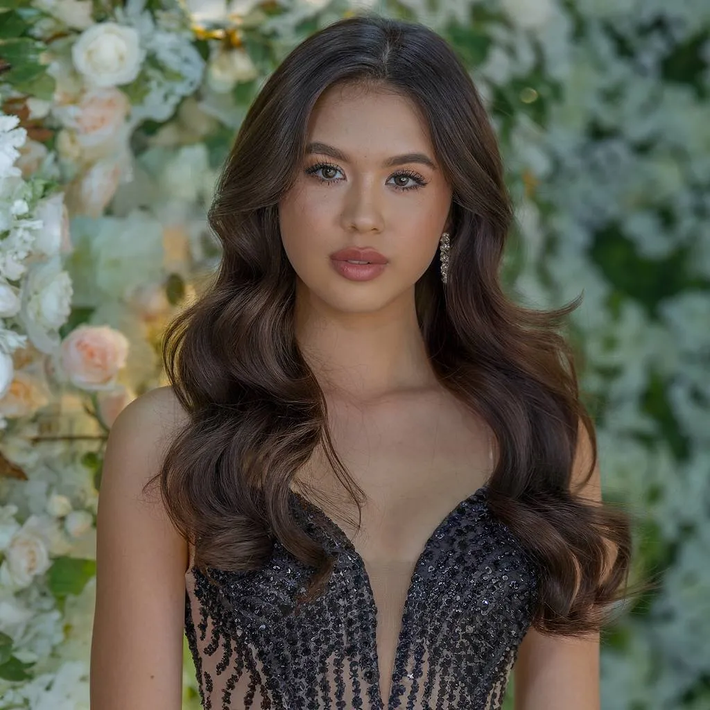 光沢のある定義されたカールを備えたクラシックなハリウッド ウェーブ プロム ヘアスタイル' title=