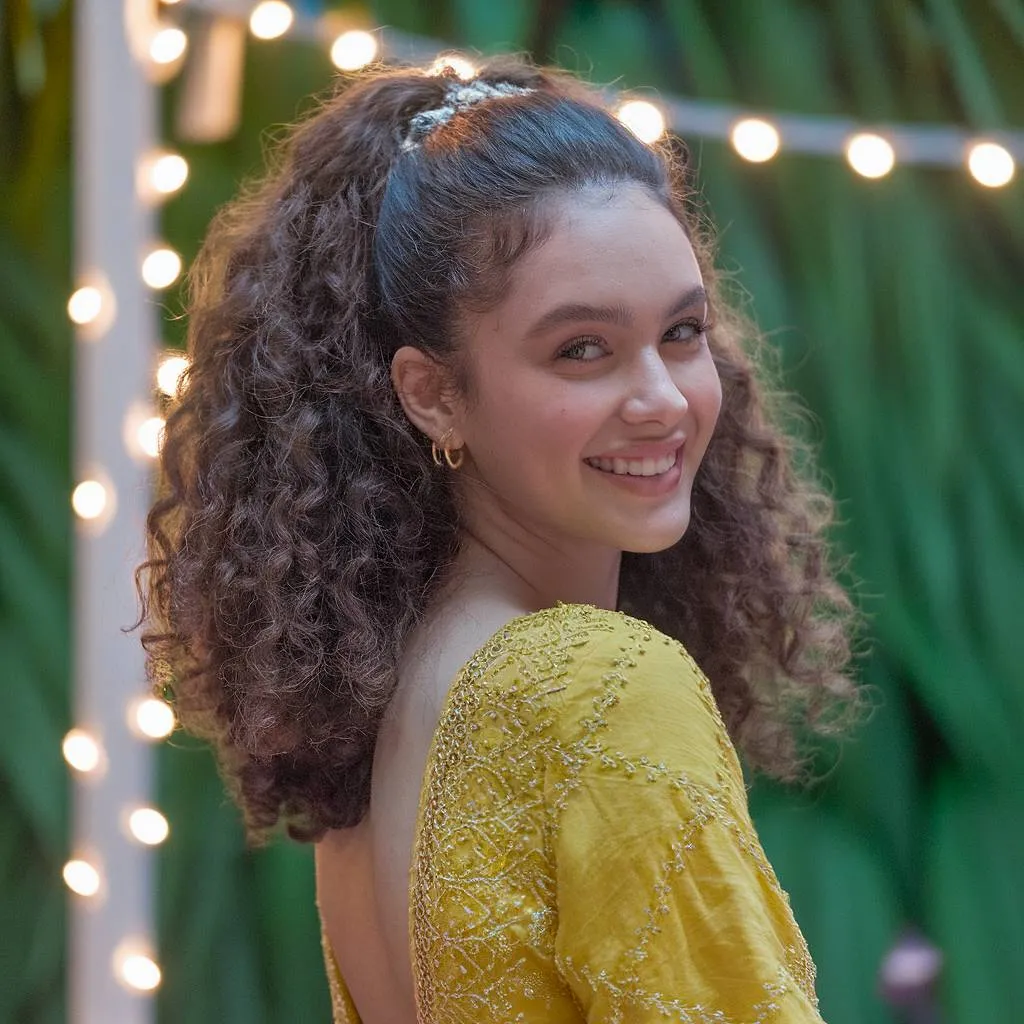 大きなボリュームのあるカールを高めのポニーテールは、華やかなプロムの夜に最適です' title=